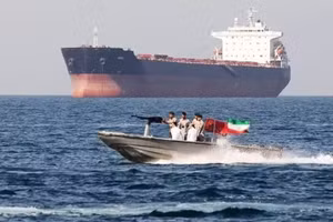 Tàu tuần tra Iran giám sát tàu vận tải di chuyển qua eo biển Hormuz.