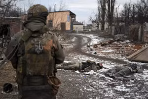 Binh sĩ Ukraine thiệt mạng bị bỏ lại chiến trường.