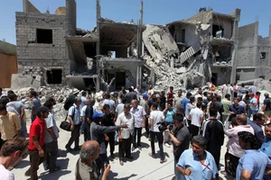 Hiện trường vụ không kích của NATO nhằm vào khu nhà tại Tripoli.