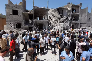 Hiện trường vụ không kích của NATO nhằm vào khu nhà tại Tripoli.