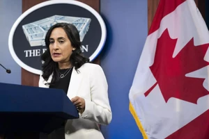 Bộ trưởng Giao thông Vận tải Canada Anita Anand phát biểu tại một cuộc họp báo ở Lầu Năm Góc.