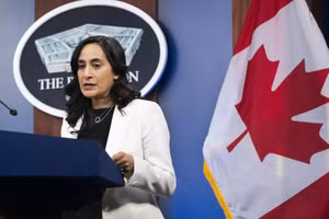 Bộ trưởng Giao thông Vận tải Canada Anita Anand phát biểu tại một cuộc họp báo ở Lầu Năm Góc.