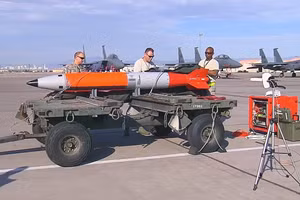 Bom hạt nhân chiến thuật B61-12 của Mỹ.