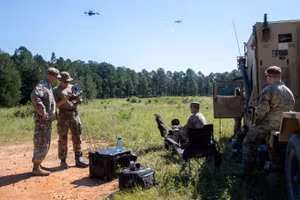 Binh sĩ Mỹ học cách vận hành UAV cỡ nhỏ trong diễn tập.