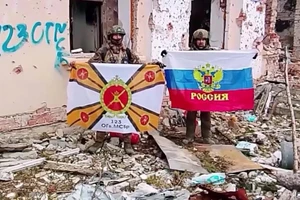 Binh sĩ Nga trên một con phố ở Seversk.