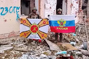 Binh sĩ Nga trên một con phố ở Seversk.