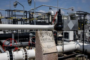 Bia đá được dựng lên để tưởng nhớ đường ống dẫn dầu thô Druzhba tại một nhà máy lọc dầu ở Hungary.