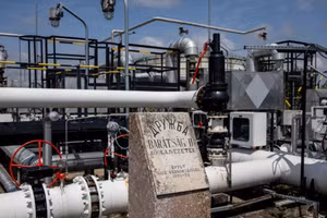 Bia đá được dựng lên để tưởng nhớ đường ống dẫn dầu thô Druzhba tại một nhà máy lọc dầu ở Hungary.