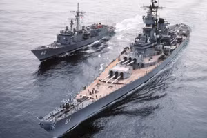 Tuần dương hạm Ticonderoga quá nhỏ bé bên cạnh thiết giáp hạm USS Iowa của Mỹ.