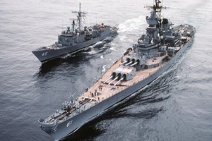 Tuần dương hạm Ticonderoga quá nhỏ bé bên cạnh thiết giáp hạm USS Iowa của Mỹ.