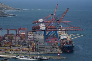 Tàu hàng cỡ lớn neo đậu tại cảng ở La Guaira, Venezuela.