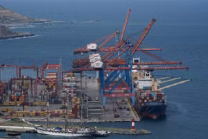 Tàu hàng cỡ lớn neo đậu tại cảng ở La Guaira, Venezuela.