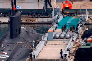 Nga nạp tên lửa hành trình Kalibr vào tàu ngầm Kilo.