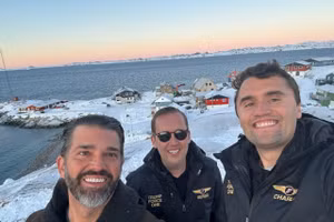 Con trai cả của ông Trump là Donald Trump Jr (bên trái) thăm Greenland hồi hôm 7 tháng 1.