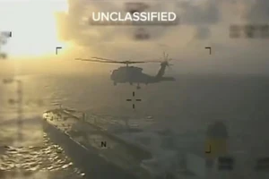 Trực thăng của Mỹ tiếp cận một tàu chở dầu trên Biển Caribe.