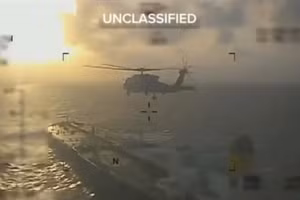 Trực thăng của Mỹ tiếp cận một tàu chở dầu trên Biển Caribe.