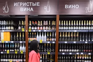 Khách hàng trong một cửa hàng rượu.