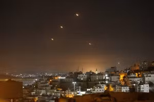 Tên lửa Iran phóng về phía căn cứ Mỹ.