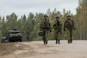 Binh sĩ Estonia cùng NATO trong một cuộc tập trận chung.