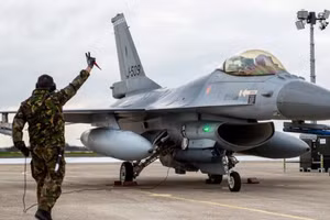 Tiêm kích F-16. 
