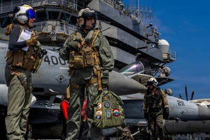 Chiến đấu cơ trên tàu sân bay Mỹ.