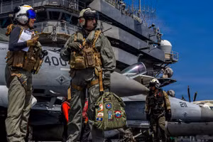 Chiến đấu cơ trên tàu sân bay Mỹ.