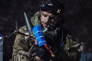 Binh sĩ Ukraine chuẩn bị triển khai UAV tại Kharkov.