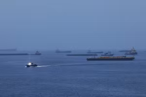 Các tàu thương mại đậu ngoài khơi bờ biển Oman và chuẩn bị đi qua eo biển Hormuz.