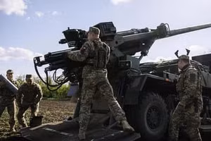 Binh sĩ Ukraine với hệ thống pháo tự hành do Pháp cung cấp.