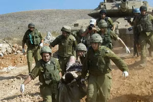 Binh sĩ Israel bị thương khi giao tranh với Hezbollah.