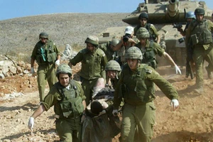 Binh sĩ Israel bị thương khi giao tranh với Hezbollah.