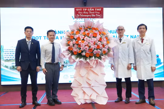 Sở Y tế TP Cần Thơ tặng hoa chúc mừng thành công ca Telesurgery (phẫu thuật từ xa) đầu tiên .