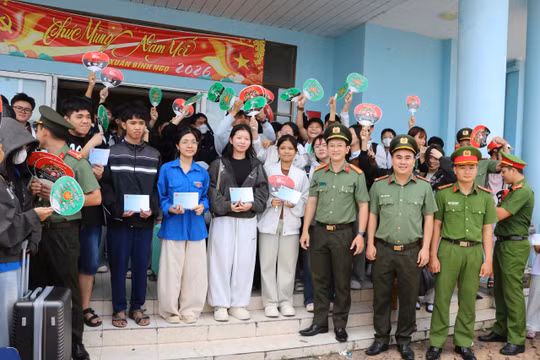 Học sinh đặc khu Kiên Hải (tỉnh An Giang) được tiếp sức trước kỳ thi quan trọng.