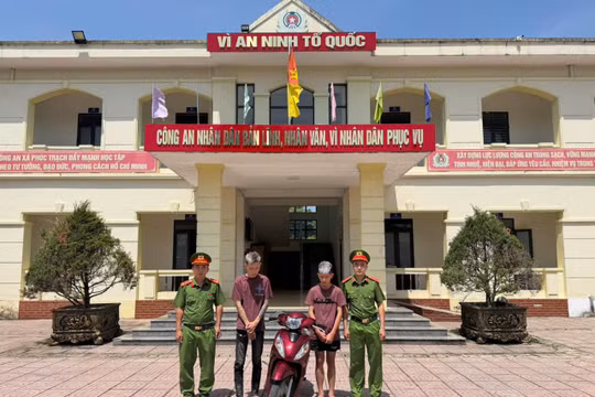 Nguyễn Thành Đạt và Nguyễn Văn Bảo (trú tại thôn Phúc Trung, xã Phúc Trạch) cùng tang vật vụ án. (Ảnh: CA xã Phúc Trạch)