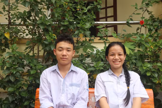 Trần Hoàng Quân - thủ khoa chuyên Tin và Nguyễn Thị Phương Trà thủ khoa chuyên Sử.