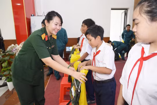 Đại diện Hội Phụ nữ cơ quan Bộ CHQS tỉnh An Giang trao quà cho học sinh có hoàn cảnh khó khăn vươn lên học giỏi.