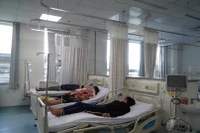 Các bệnh nhân nghi ngộ độc thực phẩm được theo dõi, điều trị tại Bệnh viện Đa khoa Vũng Tàu. 
