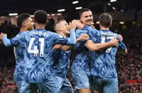 Liverpool truất ngôi đỉnh bảng của Arsenal, Man United ngược dòng ngoạn mục