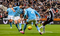 Bruyne giúp Man City thắng Newcastle, phả hơi nóng vào Liverpool 