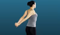 Tư thế tập luyện khiến vòng một của chị em siêu đẹp