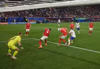 Chùm ảnh: Mbappe gãy xương mũi, phải đeo mặt nạ ở EURO 2024 