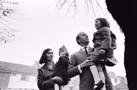 Chuyện tình 64 năm của huyền thoại bóng đá Anh Bobby Charlton
