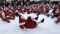 Các ông già Noel đang khởi động nhiệt tình trước cuộc thi chạy dành riêng cho Santa Claus ở Riga, Latvia. (Ảnh: Ints Kalnins)