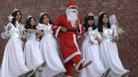 Ông già Noel nhảy tưng bừng với thiếu nhi tại trường học ở thành phố Chandigarh phía bắc Ấn Độ. (Ảnh: Ajay Verma)