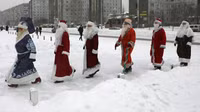 Các ông già Noel mặc trang phục sặc sỡ xếp hàng đi dọc thành phố Krasnoyarsk ở Siberia, một hoạt động nổi bật tại lễ hội chào đón năm mới ở Nga. (Ảnh: Ilya Naymushin)