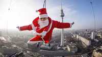 Ông già Noel “biết bay” trong một sự kiện tại Berlin. (Ảnh: Hannibal Hanschke)