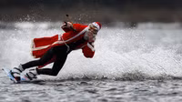 Một ông già Noel “hiếu động” đang lướt ván trên một hồ nhỏ ở Hamburg, Đức. (Ảnh: Christian Charisius)