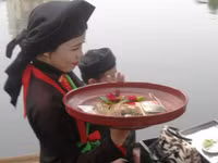 Tiền nằm chen với trầu têm cánh phượng