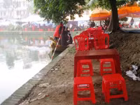 Bàn ghế hàng quán lấn chiếm nơi nghe quan họ của du khách