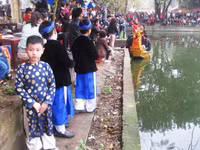 Khá đông du khách đến thưởng thức những làn điệu quan họ nặng nghĩa tình, những câu hát trao duyên thắm tình nổi tiếng vùng quê hương Kinh Bắc